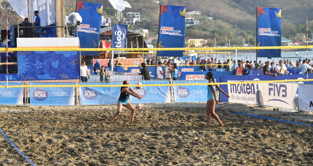 El voleibol de playa convocó a jóvenes atletas quienes participaron en torneos patrocinados por empresarios.