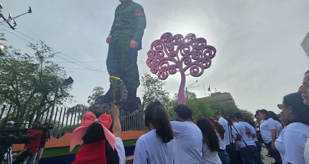 Otra figura de Fidel Castro fue instalada en las inmediaciones del parque Luis A. Velázquez en Managua. Foto: Medio oficialista