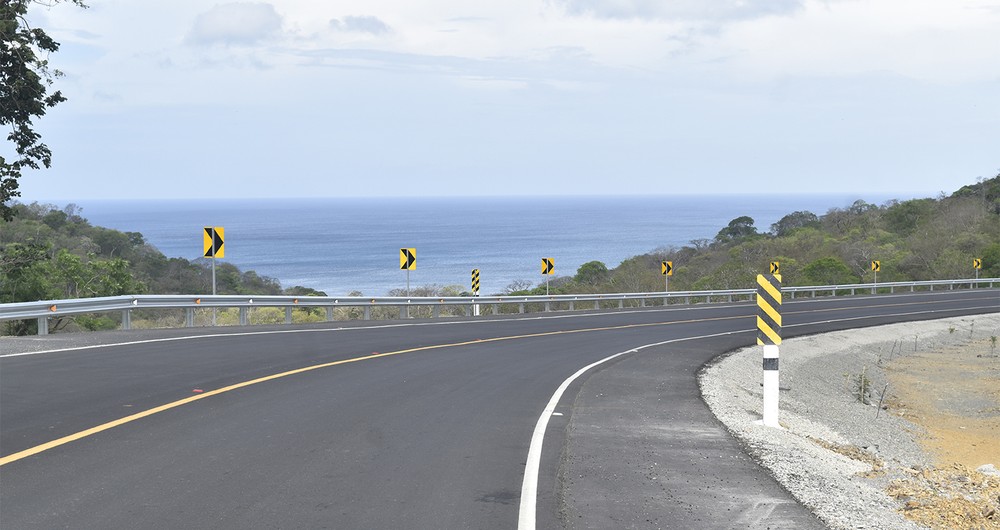 Las vistas panorámicas del paisaje marino contrasta con la capa de asfáltica que cubre la carretera. Foto: Onda Local