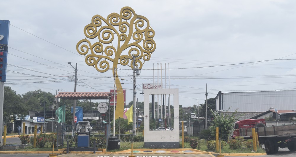Entrando a la Ciudad de Juigalpa, junto a una gasolinera fue instalado un "árbol de la vida". Foto: Onda Local