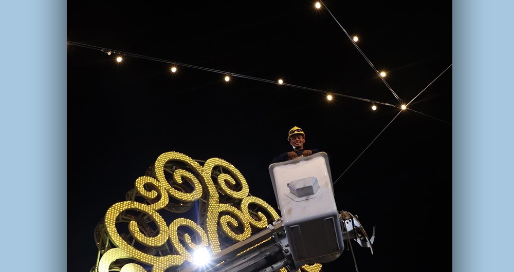 Técnico de Enatrel trabajando en la instalación de luminarias previo a la inauguración de un “chayopalo”. Foto: Enatrel