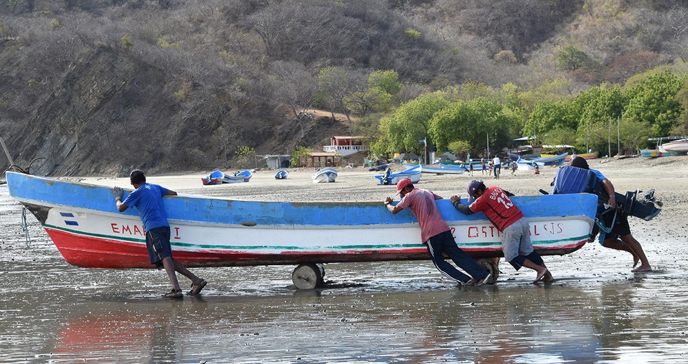 Cada día los pescadores ostionaleños alistan sus lanchas para faenar. La pesca es uno de las principales medios de subsistencia