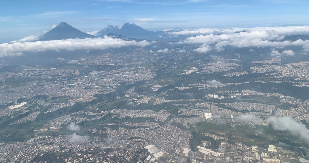 Vista aérea de Guatemala, país donde se encuentra La Antigua, una ciudad colonial declarada Patrimonio Cultural de la Humanidad por la UNESCO en 1979.  Fotografía / Odette