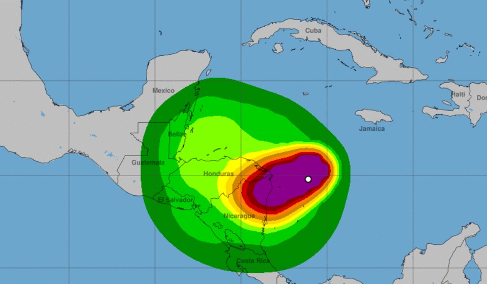  ETA alcanza categoría 2 y se pronostica se convierta en un huracán mayor