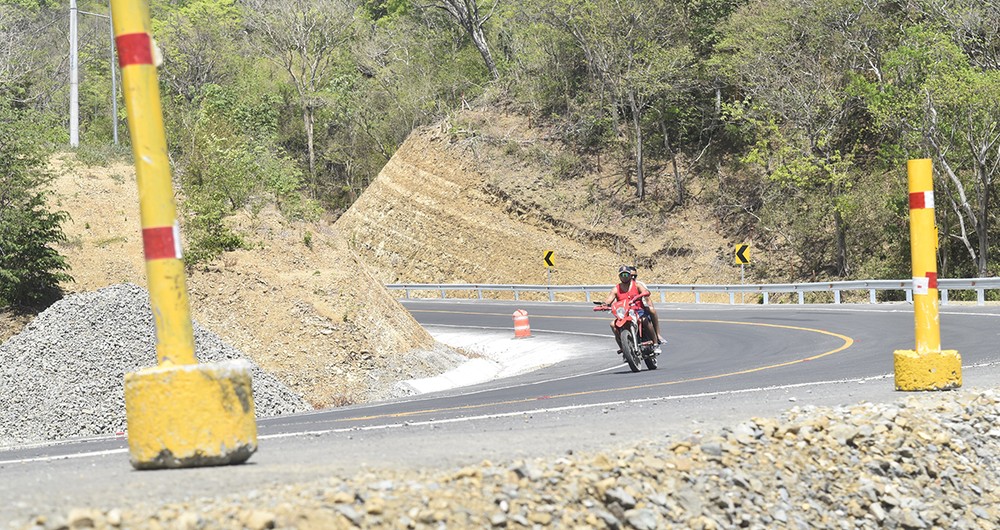 Desde la inauguración de los primeros tramos se han presentado varios accidentes de tránsito, algunos con saldos fatales. El 26 de abril una pareja perdió la vida luego de perder el control de la moto en una curva. Un mes después, el 27 de mayo un joven falleció y otro quedo lesionado después de colisionar con un vehículo, según los reportes viajaban a alta velocidad y sin casco. Foto: Onda Local