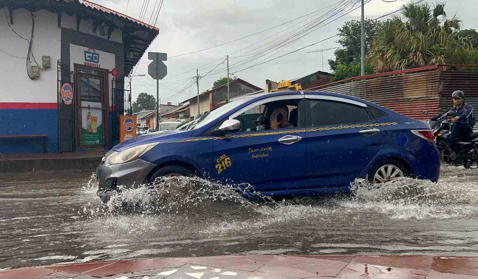  Expertos señalan que basura propicia inundaciones en León