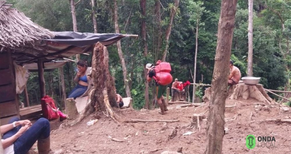 Una venta en medio de Indio Maíz. Las personas mineras se detienen a descansar y tomar agua y gaseosas. Estos productos cuestan hasta tres veces más su valor por lo difícil que es llevarlos a los campamentos.