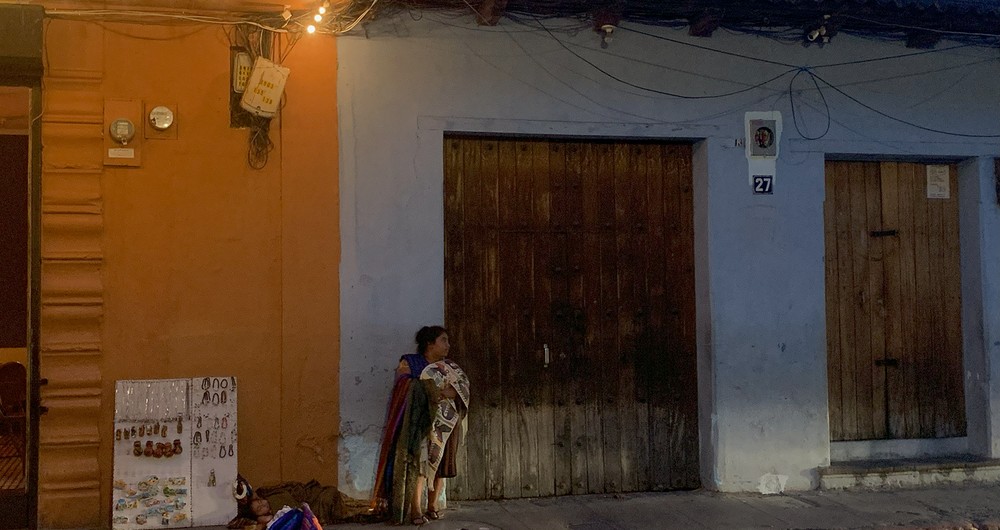 Artesana indígena ofrece sus productos en la calle del Arco. Fotografía / Odette