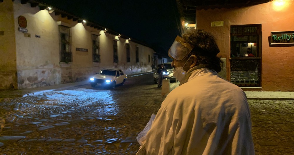 La vida nocturna en las calles de Antigua Guatemala. Fotografía / Odette