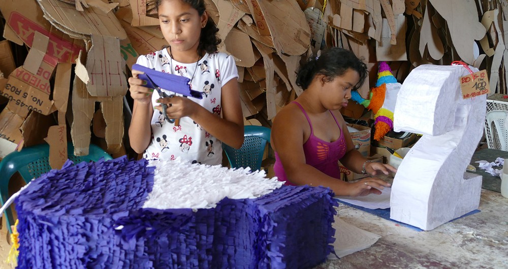 Guadalupe y Milagros, asisten a AMAN donde han aprendido a confeccionar piñatas
