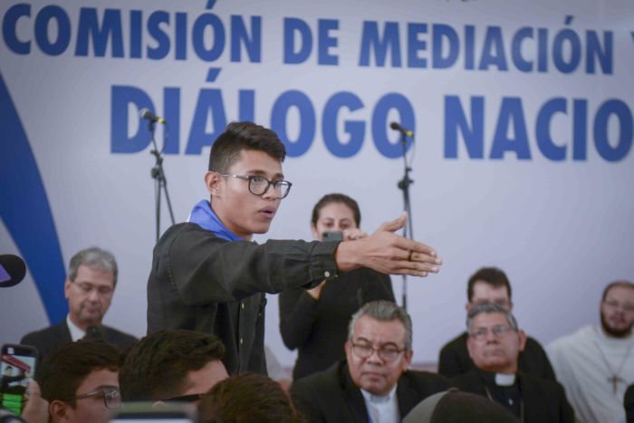 Lesther Alemán, justo en mayo de 2018, cuando en la primera sesión del diálogo nacional le exigió la renuncia a Daniel Ortega.  Crédito: La Prensa