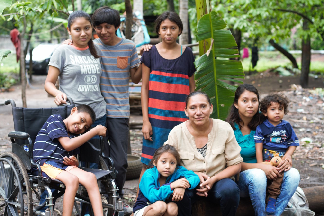 Teresa se sortea la vida entre labores del campo, lavado y planchado llevar el alimento a su hogar. Foto/IP Nicaragua