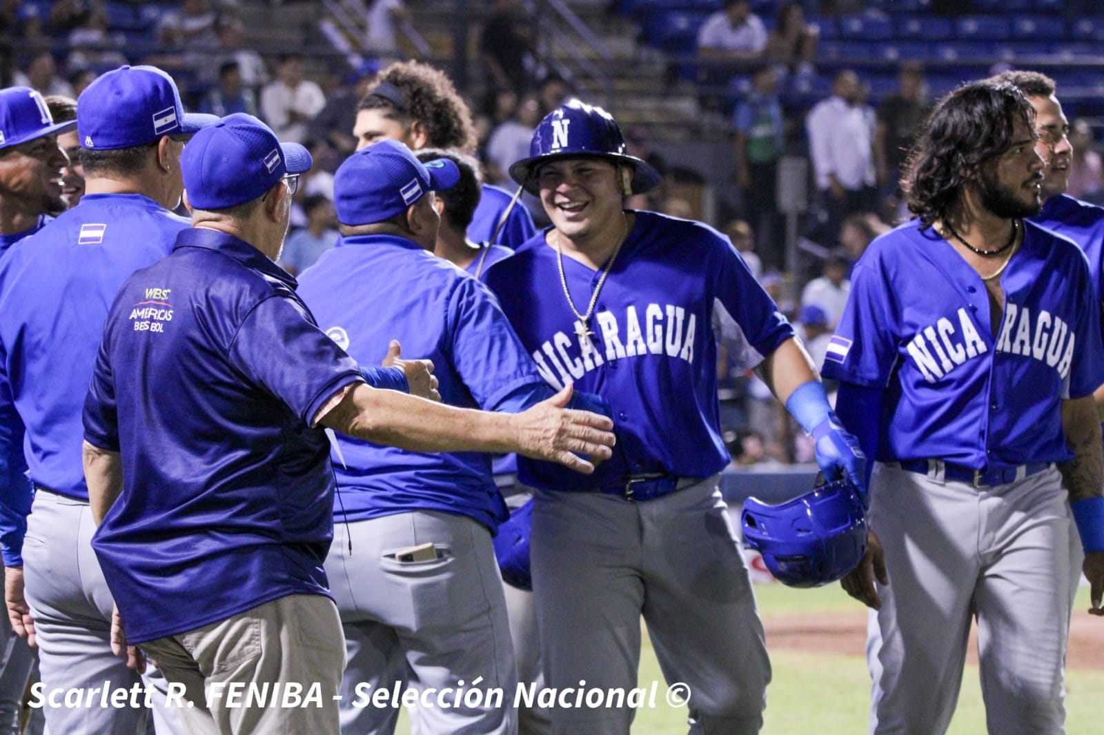 Elian Rayo recibido por sus compañeros tras conectar homerun con bases llenas. Fotografía de Scarlett R. FENIBA